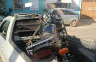 Motociclista é preso em Prados por transportar criança em tanque de moto