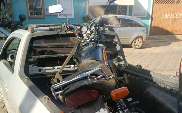 Motociclista é preso em Prados por transportar criança em tanque de moto