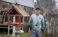Paixão pela liberdade: Policial pradense constrói comedouro artesanal e atrai aves livres ao quintal