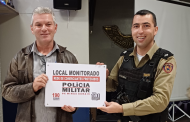 PM de Prados entregou placas da rede de comerciantes protegidos