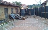 Moradores de Vitoriano Veloso reclamam de tapumes no meio da rua