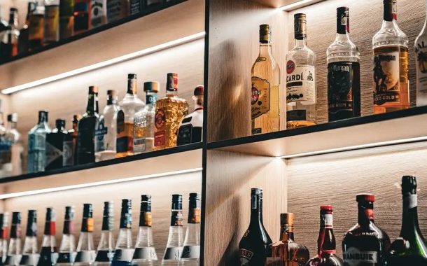 Brasil tem 32 casos de intoxicação por bebidas adulteradas. Entenda sintomas e cuidados