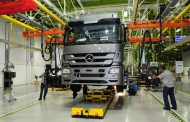 Mercedes-Benz contrata funcionários e anuncia volta de produção de caminhões em dois turnos em Juiz de Fora