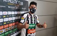 Loco Abreu já chegou para disputar o Mineiro pelo Athletic